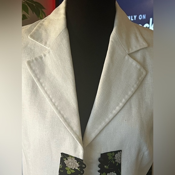 DOLCE & GABBANA White suit with floral details.
Jacket with button closure. - Picture 4 of 16